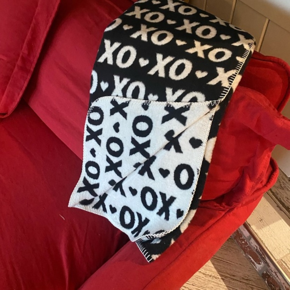 ❌⭕️blanket in black & white! REVERSIBLE w/ top stitching, see pic for details